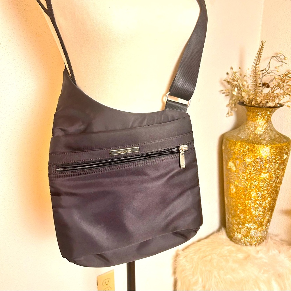 NWOT Hedgren Inner City Fate RFID crossover bag|  black|11”Lx1.5”Wx10”H